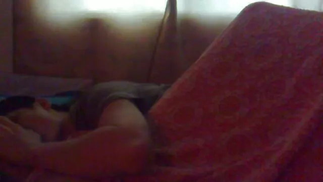 Sovány nézi a kamerát a kamera szevideok