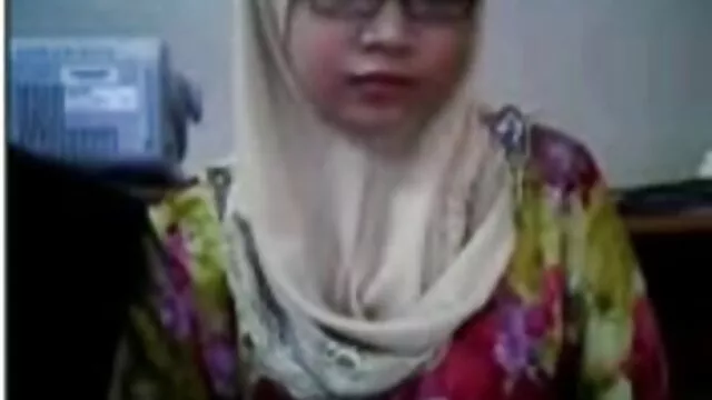 Félénk seggbekúrás lány eszik egy kakas