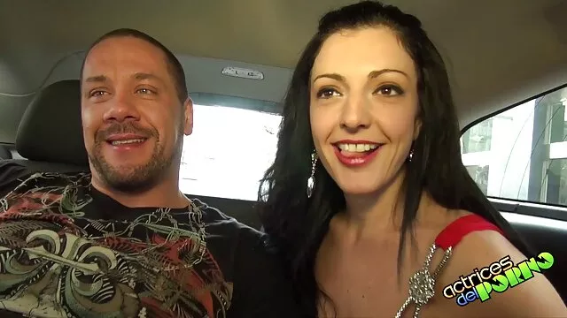 Cserébe a anya lánya xxx csirkék a templomba rohantak, és leültek pisilni