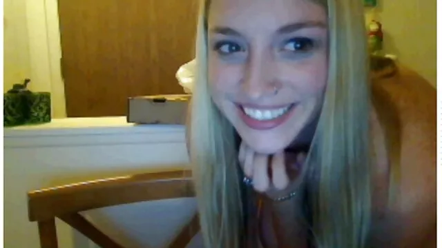 Két spriccelő punci bájos ember fogott meztelenül az ágyon