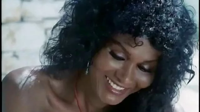 Miután mindkettőt zsírral megkenették, egy pénzért baszás szőke ujjaival megcsavarta őket