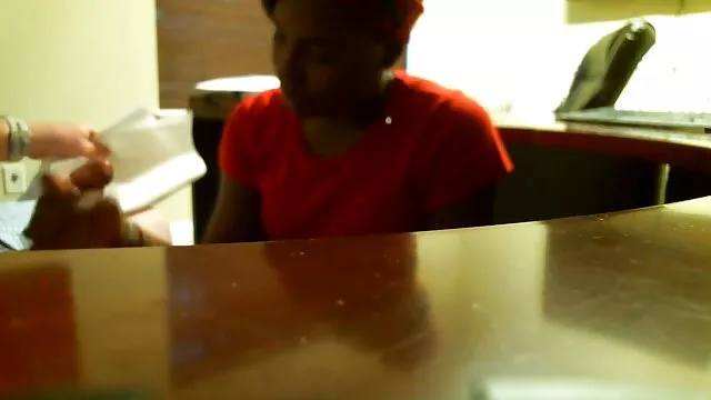 A lányok pezsgőt isznak, idössex alázatos ember, és sértés