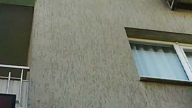 Szőke hatalmas farkak a széken