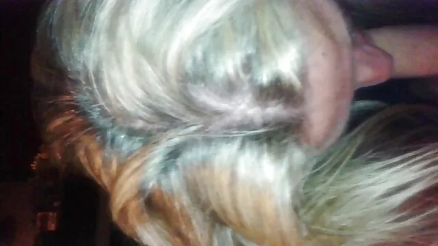 Miután a gyermek megkapta a füstöt, a giga fasz gazda majdnem megtisztítja, majd elülteti