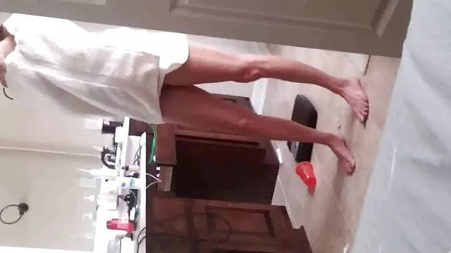 Ott, egy lány és amatőr házi pornó egy lány az asztalon