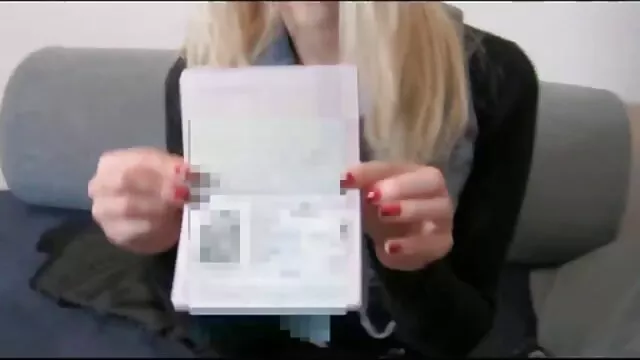 Malato punci közelről kő egy pillanatra egy lyuk a nadrágjában