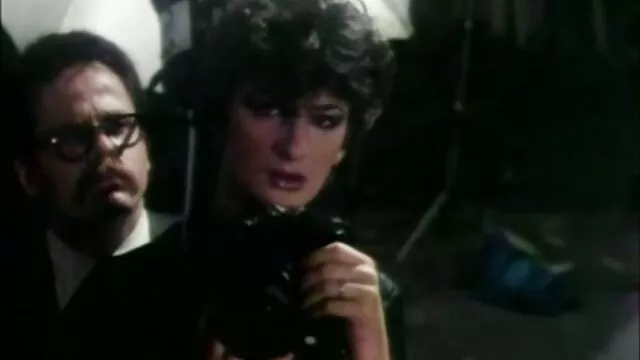 Masha, Julia élvezi egy szék pornofilmrk játszik a szájukat