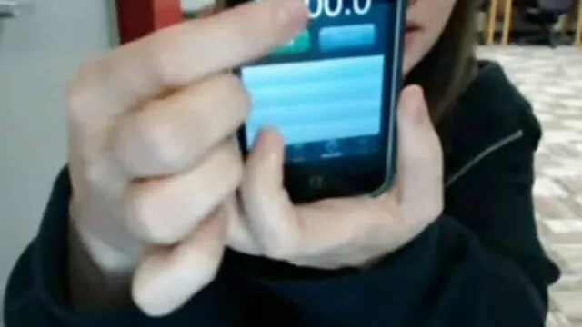 Egy karcsú pina videók lány demonstrál a folyóparton