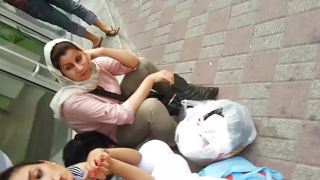 Tinédzserek pár, hogy nézni a hálószobában porno mobilra