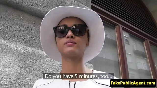 A lányok egy fekete embert anyamat baszom dobtak a fák közé