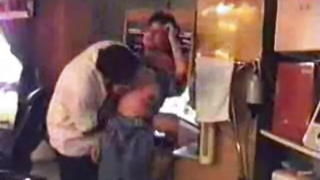 Lada apa lanya porno üti a csupasz seggét a boltban