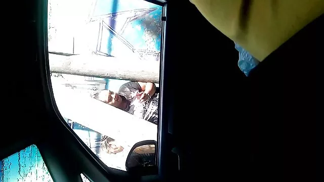 Egy férfi, aki megbassza egy férfit és egy hülye kövér nőt képvisel.