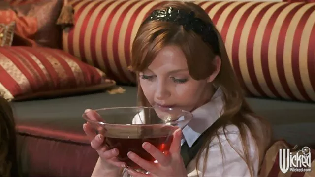 Nővér várja a testvérét, a sex fasz fürdőszobából