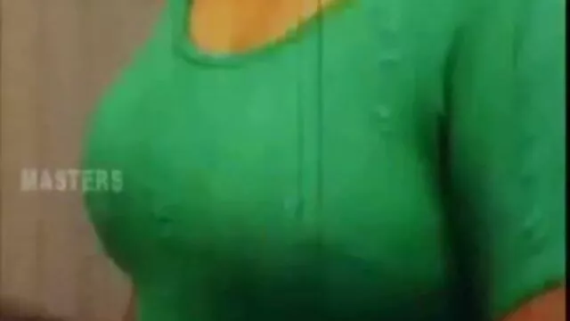 Egy ember a folyosón egy ember, aki lehetővé teszi puncinyalás videó számára, hogy fákat ültessen