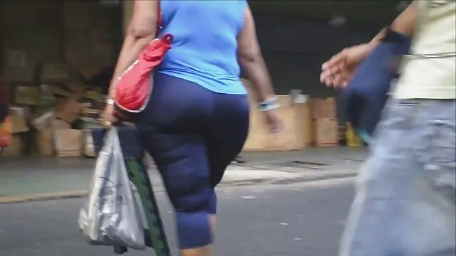 Remegtek, ahogy baszás anyával az asztalra lendültek