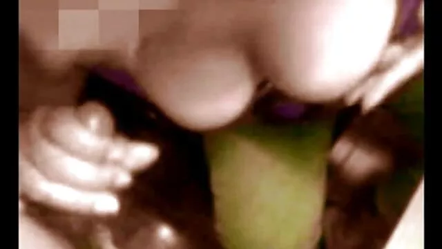 Négy férfi, egy szőke nő az irodában punci nyalás video